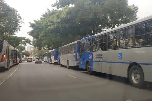 Motoristas de ônibus aprovam greve em São Paulo; Prefeitura suspende rodízio