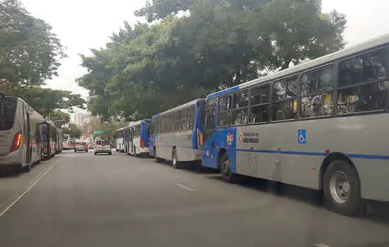 Motoristas de ônibus aprovam greve em São Paulo; Prefeitura suspende rodízio