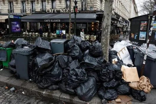 Garis encerram greve em Paris e começam a retirada de quase 7 mil toneladas de lixo