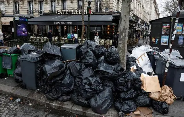 Garis encerram greve em Paris e começam a retirada de quase 7 mil toneladas de lixo