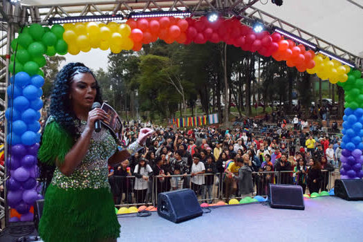 Grito LGBT reúne centenas de pessoas na Praça da Moça