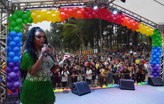 Grito LGBT reúne centenas de pessoas na Praça da Moça