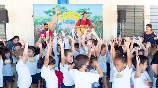 Grupo Canta Curumim resgata brincadeiras infantis culturais em shows lúdicos