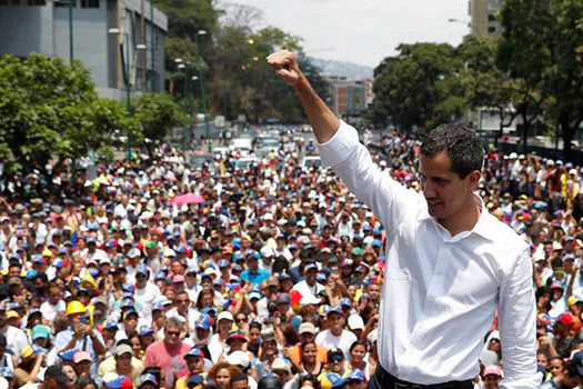 Guaidó convoca greve geral e Maduro diz que opositor quer provocar guerra