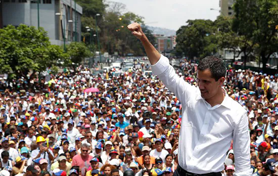 Guaidó convoca greve geral e Maduro diz que opositor quer provocar guerra