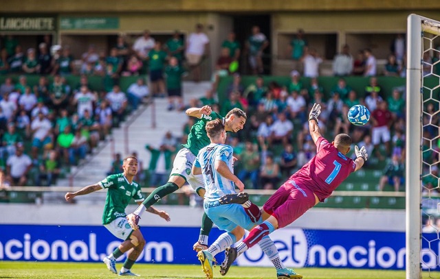 Com gol de pênalti no fim