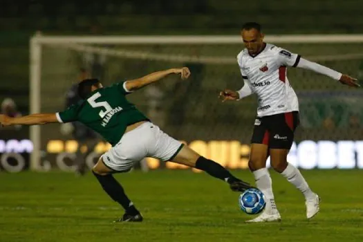 Guarani marca de pênalti, segura pressão do Ituano e segue 100% na Série B