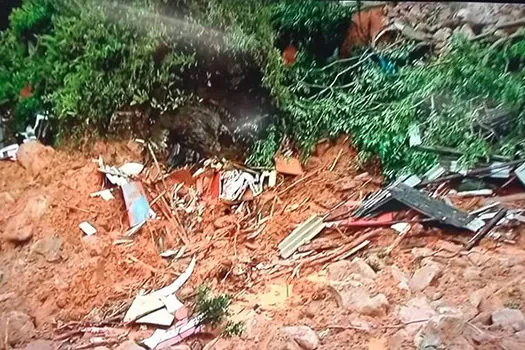 Na Baixada Santista, chuva forte deixa ao menos 12 mortos e 46 desaparecidos