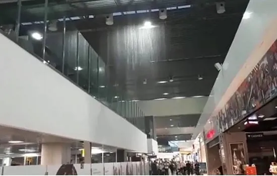 Chuva invade aeroporto de Guarulhos