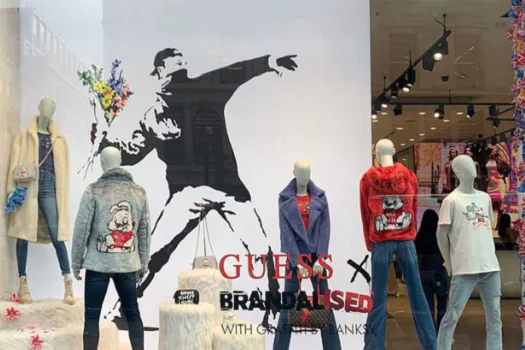 Banksy “estimula” roubo em loja da Guess, que usou sua arte sem autorização