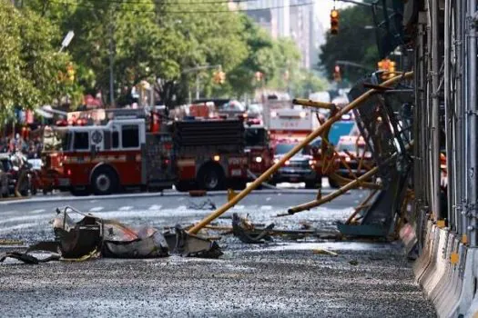 Guindaste pega fogo, despenca e deixa 6 feridos em Nova York