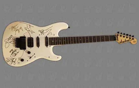 Essa rifa pode valer a Guitarra autografada pelo Iron Maiden: