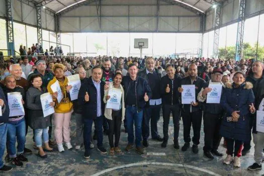 Prefeito Orlando Morando entrega 1.200 escrituras a moradores do loteamento Novo Parque