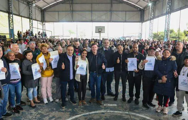 Prefeito Orlando Morando entrega 1.200 escrituras a moradores do loteamento Novo Parque