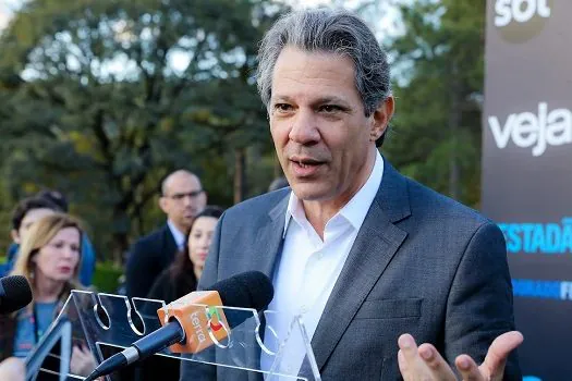 Haddad diz à imprensa estrangeira que Bolsonaro isola País e estimula violência