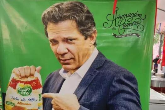 Haddad vira garoto-propaganda de fubá em feira do MST