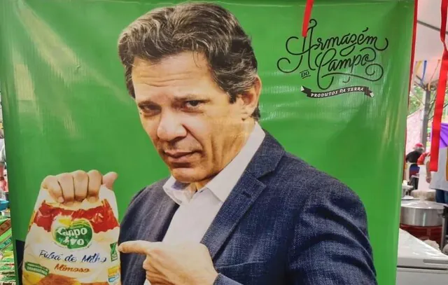 Haddad vira garoto-propaganda de fubá em feira do MST