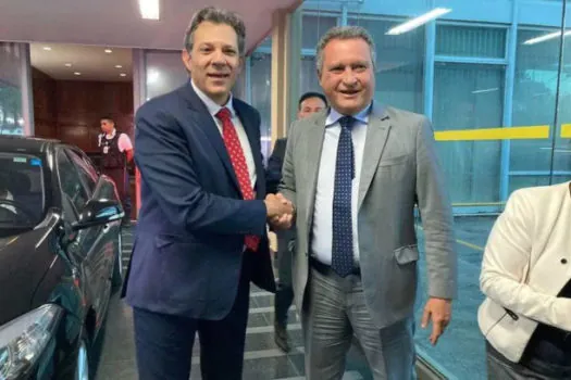 Entre sorrisos e abraços, Haddad e Rui Costa repetem disputa de Dirceu e Palocci