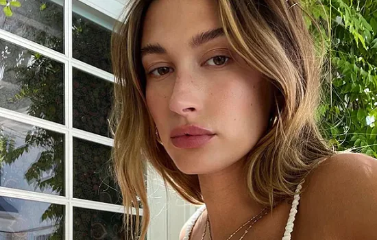 Hailey Bieber fala sobre pequeno coágulo no cérebro: “Assustador”