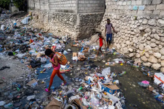 Haiti enfrenta emergência por fome e migração leva vizinho a criar muro