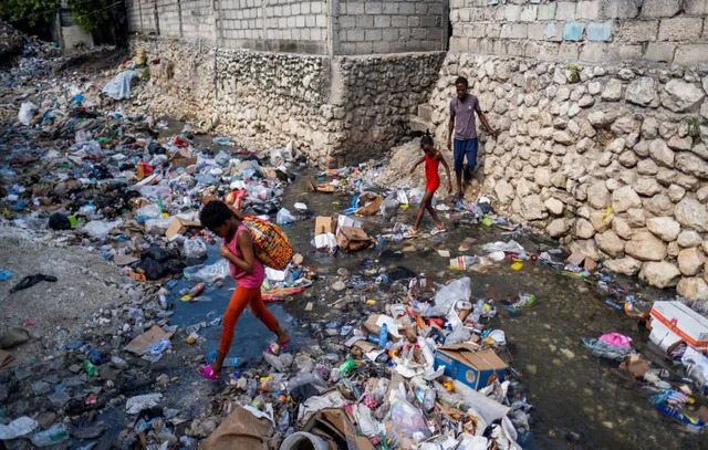 Haiti enfrenta emergência por fome e migração leva vizinho a criar muro