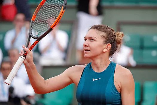 Halep vence jogo marcado por choro de adversária e vai às semifinais de Wimbledon