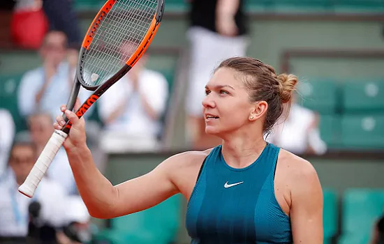 Halep vence jogo marcado por choro de adversária e vai às semifinais de Wimbledon