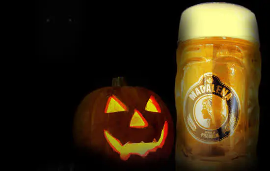 Cervejaria Madalena tem programação de Halloween com direito a chopp roxo