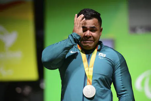 Evânio da Silva levanta 210 kg e conquista medalha de prata