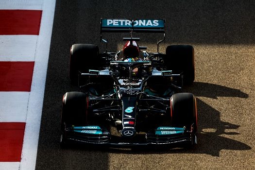 Hamilton dá o troco e é o mais rápido do dia em Abu Dhabi; Verstappen fica em 4º