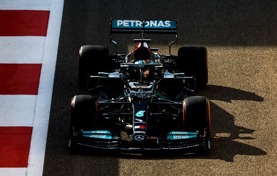 Hamilton dá o troco e é o mais rápido do dia em Abu Dhabi; Verstappen fica em 4º