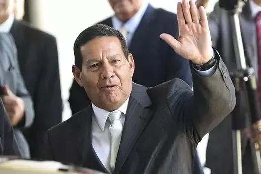 Bolsonaro embarca para Rússia e Mourão assume como presidente em exercício