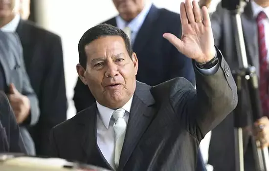 Bolsonaro embarca para Rússia e Mourão assume como presidente em exercício