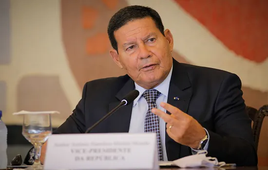 Receio de ruptura gera conversa entre Mourão e Barroso