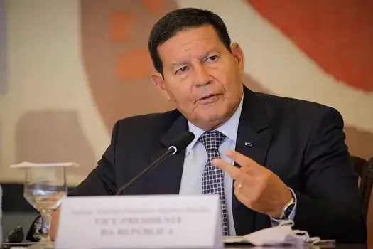 Brasil e mundo parecem estar vencendo momento mais severo da pandemia, diz Mourão