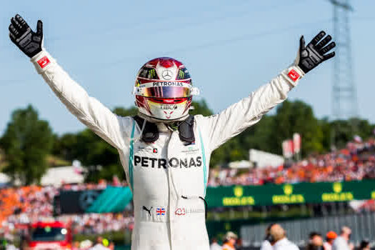 Na Hungria, Hamilton ultrapassa Verstappen no fim e volta a vencer na Fórmula 1