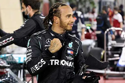 Hamilton vence corrida com acidente chocante