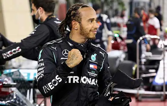 Hamilton vence corrida com acidente chocante