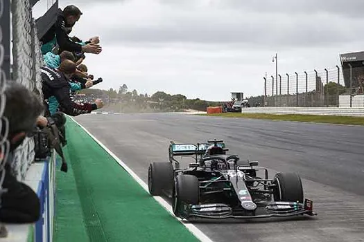 Hamilton vence mais uma e se torna único recordista