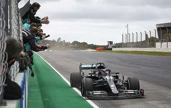 Hamilton vence mais uma e se torna único recordista