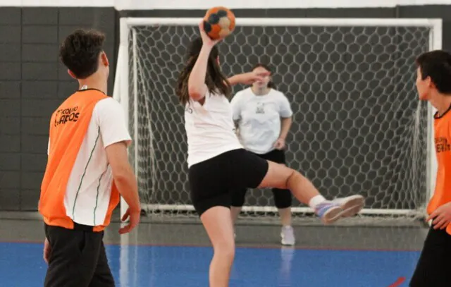 Estudantes do Colégio ARBOS embarcam neste sábado para torneios de handebol na Europa