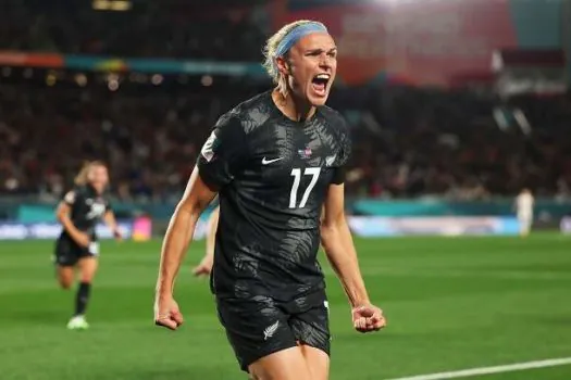 Autora de 1º gol da Copa feminina pintou muro de estádio e é cantora