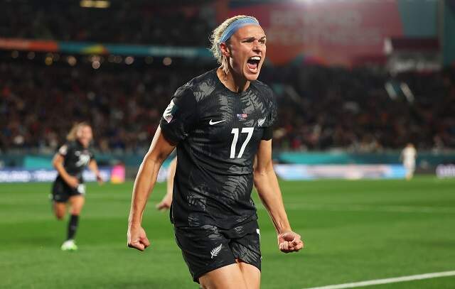 Autora de 1º gol da Copa feminina pintou muro de estádio e é cantora