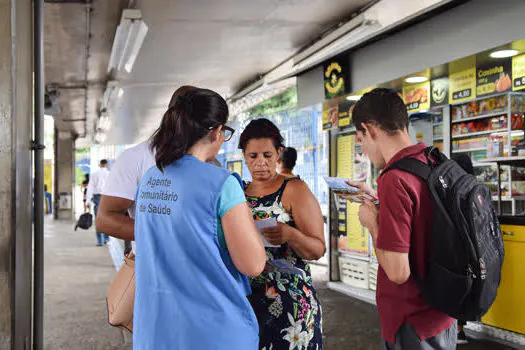 Prefeitura realiza orientação sobre hanseníase no Terminal Diadema