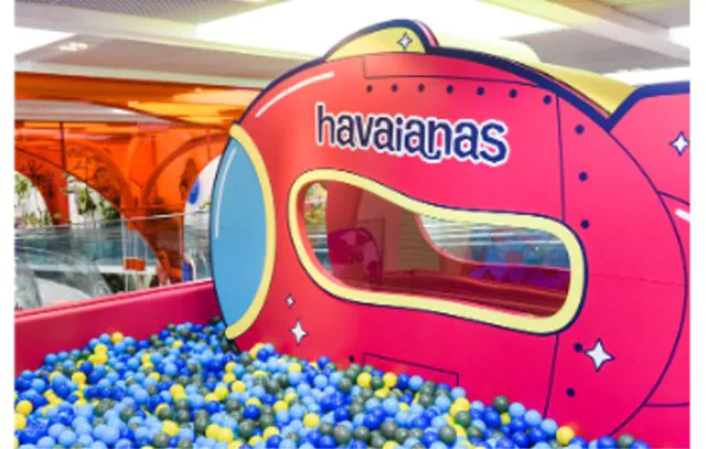 Havaianas cria piscina de bolinhas com Fini em loja Conceito de São Paulo