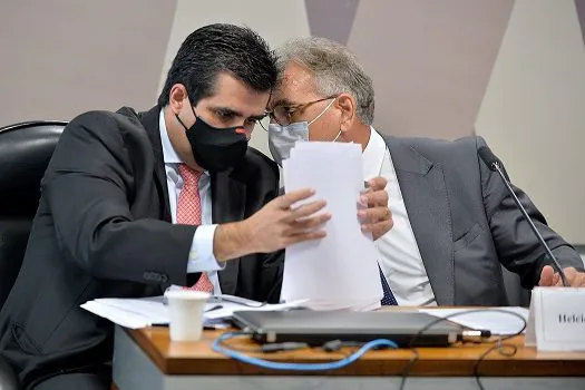 Almeida entrega documento à CPI comprovando reunião com ex-número 2 de Pazuello