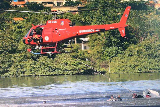 Helicóptero da PM cai na Baía de Guanabara e deixa quatro feridos