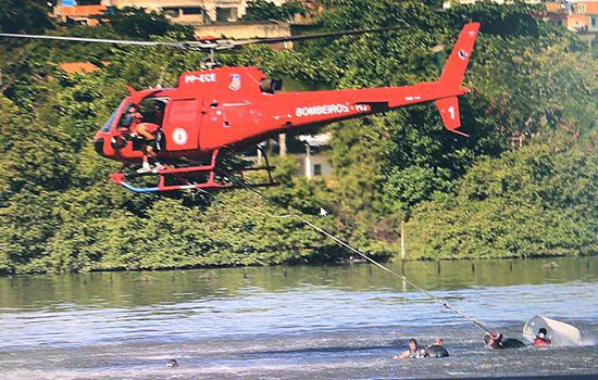 Helicóptero da PM cai na Baía de Guanabara e deixa quatro feridos