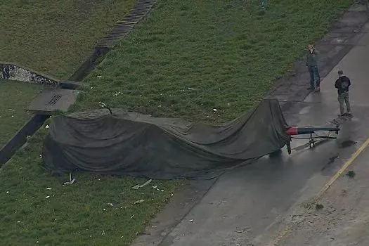 Helicóptero da Polícia Civil de São Paulo tomba no Campo de Marte