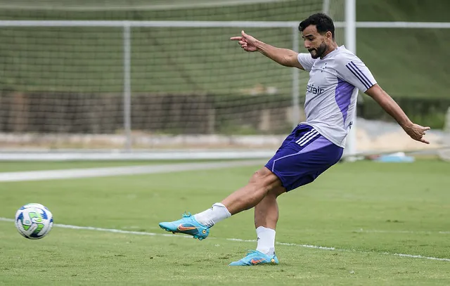 Cruzeiro relaciona Henrique Dourado após Fifa liberar atacante de longa punição da China